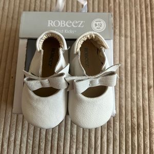 Robeez white leather baby girl shoes size 9-12 months